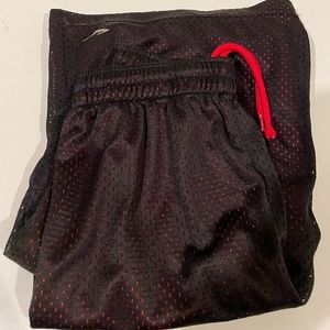 Kids Large Everlast Black mesh shorts with red lining